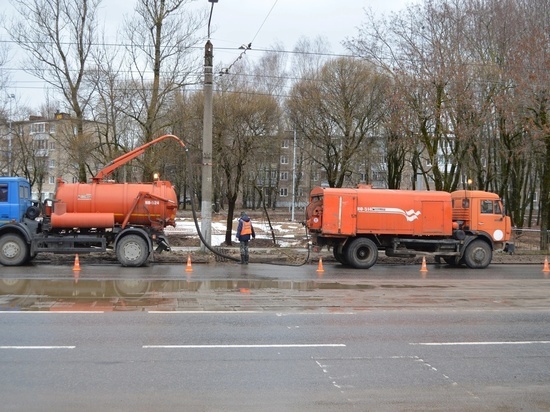 В Смоленске ведутся работы по расчистке ливневой канализации