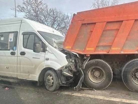 В Пензе маршрутка летела под Камаз