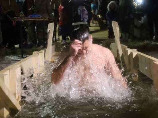 Тысячи серпуховичей приняли участие в Крещенских купаниях