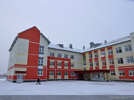 Школу с детским технопарком и теннисным кортом открыли в Новоалтайске