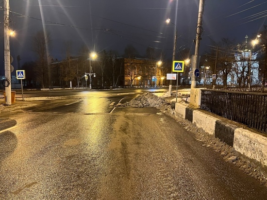 В Твери автомобильную полосу завалили снегом