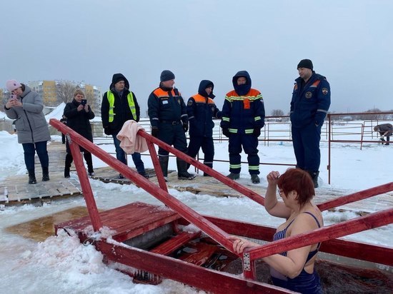 Восемь тысяч саратовцев, в том числе, глава Балаковского района, окунулись в прорубь на Крещение