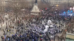 Во Франции началась всеобщая забастовка: видео толп на улицах городов