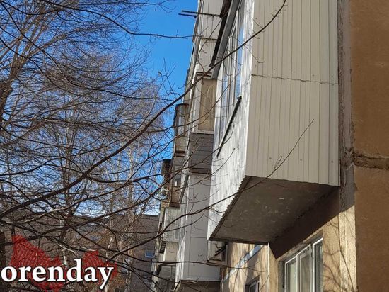 Оренбуржцев заставляют демонтировать остекление балконов