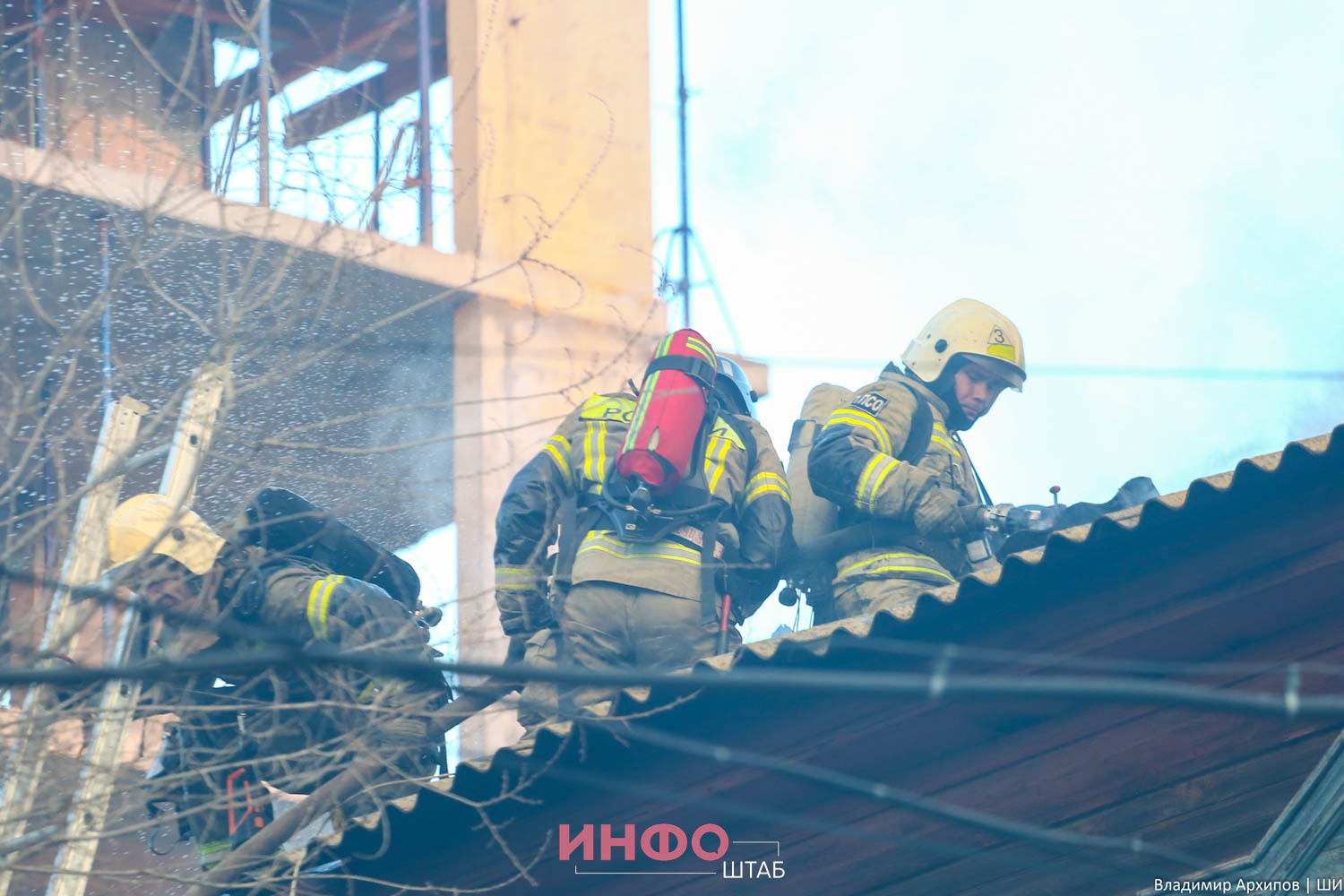 Кадры горящего дома в центре Астрахани