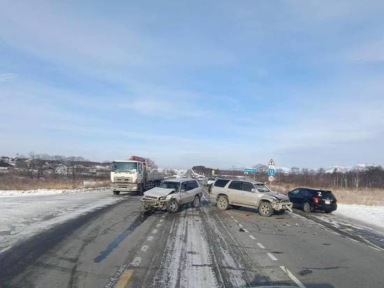 Водитель Toyota RAV4 неожиданным маневром спровоцировал ДТП на Сахалине