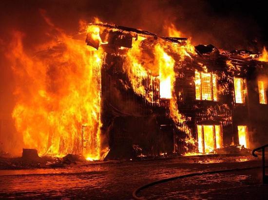 Двухквартирный дом почти полностью сгорел в крупном пожаре под Новокузнецком