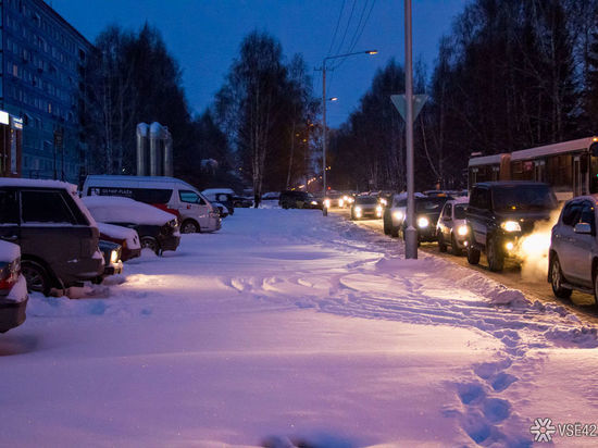 Кемеровчанам временно ограничат парковку на нескольких участках города