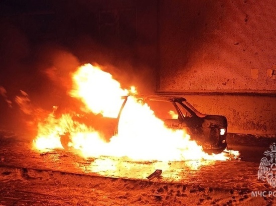 Легковушку ВАЗ подожгли в Вологде на улице Чапаева