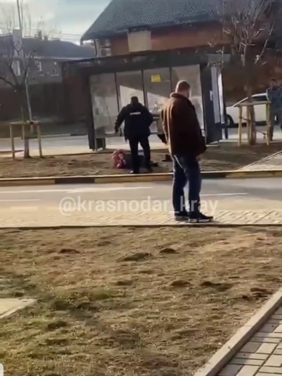 В Краснодаре сняли на видео неадекватного мужчину, пристающего к прохожим