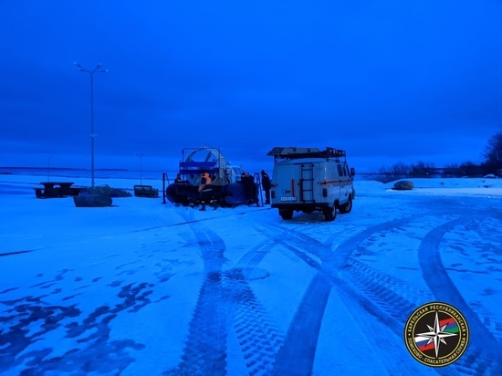Рыбаков на отколовшейся льдине в Карелии спасали с помощью вертолета