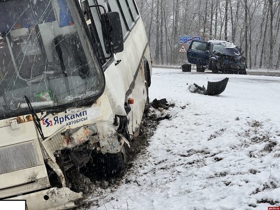 Пассажирский автобус попал в ДТП в Псковском районе