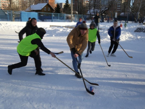 Депутаты Гордумы Ижевска сыграли в хоккей на валенках с ребятами из воспитательной колонии