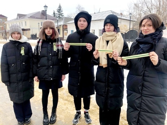 Школьники Лебедянского района раздали местным жителям ленточки в память о Ленинградской Победе