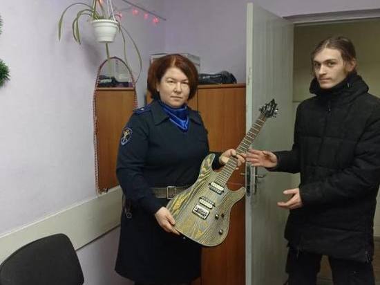 «Пацанка» с севера Красноярского края похитила гитару за 60 тысяч ради любимого
