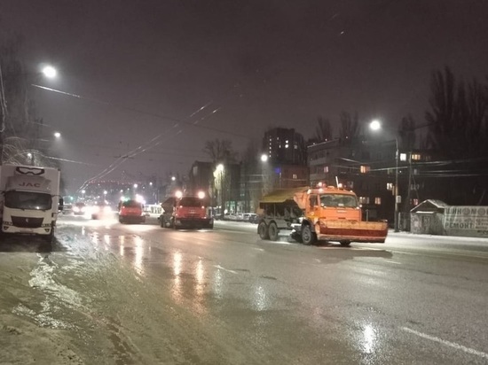 Ночью на улицах Воронежа устраняли последствия ледяного дождя 172 спецмашины
