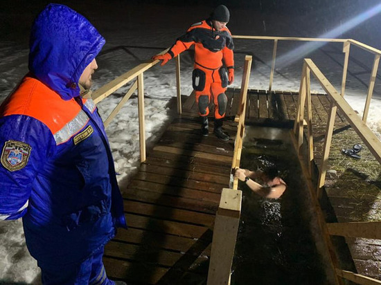 Более 300 спасателей следили за безопасностью православных на крещенских купаниях в Ленобласти
