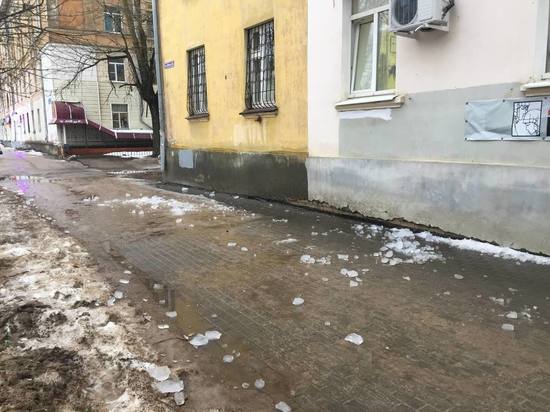 Появились подробности о работе тверской УК, с крыши дома которой на женщину упал лёд