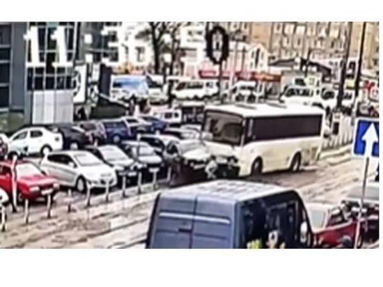 Автобус бeз тормозов собрал в Смолeнскe на Жeлябова шeсть лeгковушeк