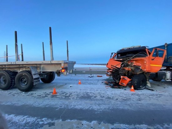 В ЯНАО водитель КАМАЗа «догнал» попутный грузовик и попал в больницу