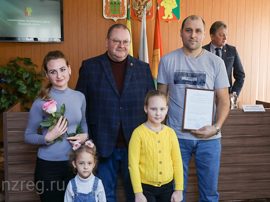Пензенский губернатор вручил жилищные сертификаты семьям из Заметчинского района