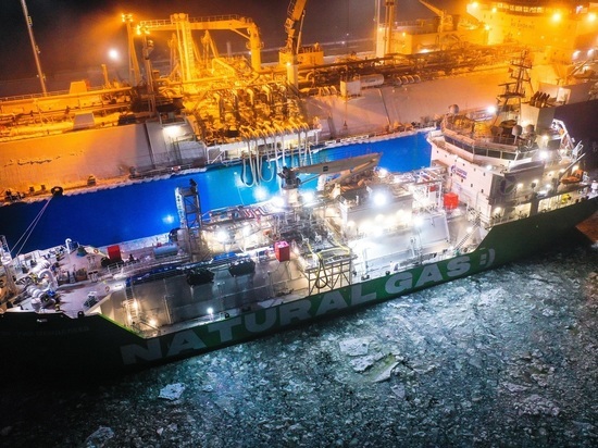 Первый в России СПГ-бункеровщик загрузили сжиженным природным газом в Ленобласти