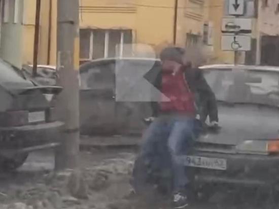 На улице Радищева в Рязани водитель прокатил мужчину на капоте машины