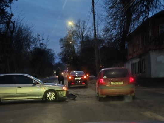 В Курске в результате ДТП на улице Большевиков легковушка осталась без передка