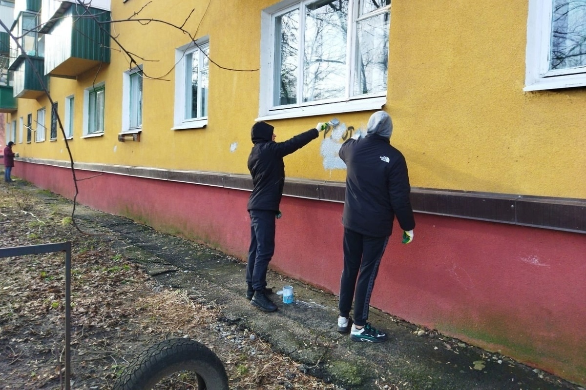 В Курске на доме по улице Юности закрасили 23 надписи с рекламой наркотиков  - МК Черноземье