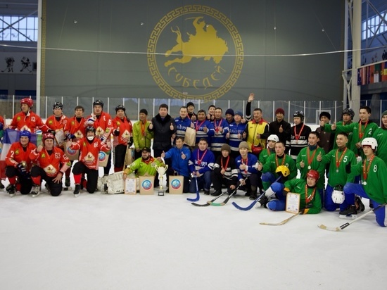 В Кызыле команда из Хакасии победила в турнире по хоккею с мячом