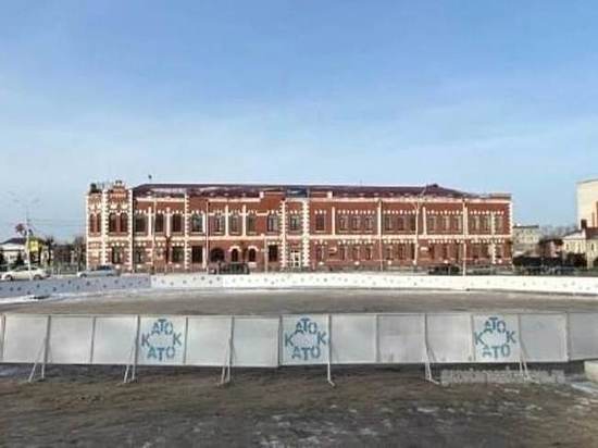 В центре Рассказова заливают каток