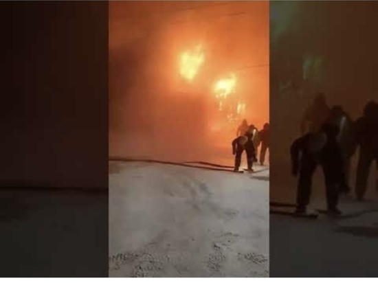 В Якутске на пожаре в автосервисе сгорели семь автомобилей