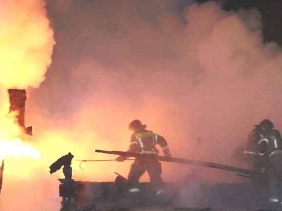 Пожар в бараке выгнал на улицу 12 человек в поселке Наклонном в Чите