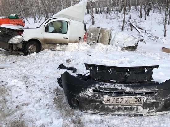 Один человек погиб при столкновении Renault и КамАЗа на трассе в Омской области