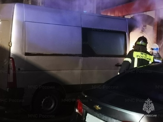 Два автомобиля сгорели за ночь в Малоярославце