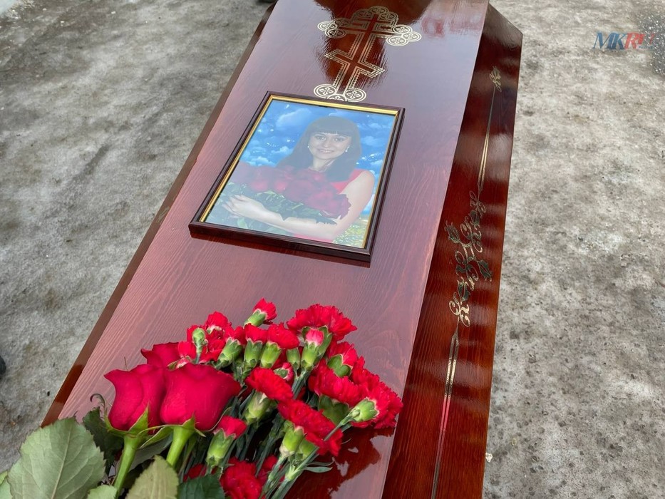 В Рязани простились с убитой Еленой Логуновой: скорбные кадры