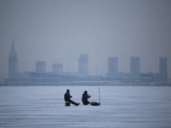 Рыбак провалился под лед и утонул возле петербургской дамбы