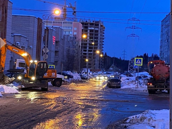 Утром 21 января в Ижевске прорвало трубы в районе улиц Щорса и Маршала Фалалеева