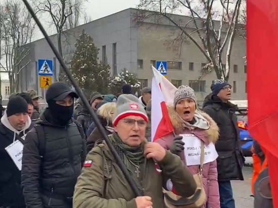 В Варшаве проходит митинг против втягивания Польши в действия на Украине