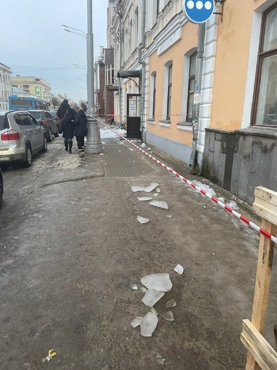 В администрации Твери рассказали о доме, с крыши которого на женщину упал лёд