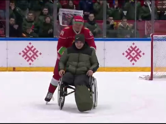 Лукашенко прокатился по льду с защитником Донбасса