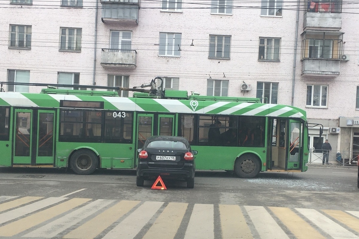 В Курске на улице Радищева Лада врезалась в бок троллейбуса - МК Черноземье