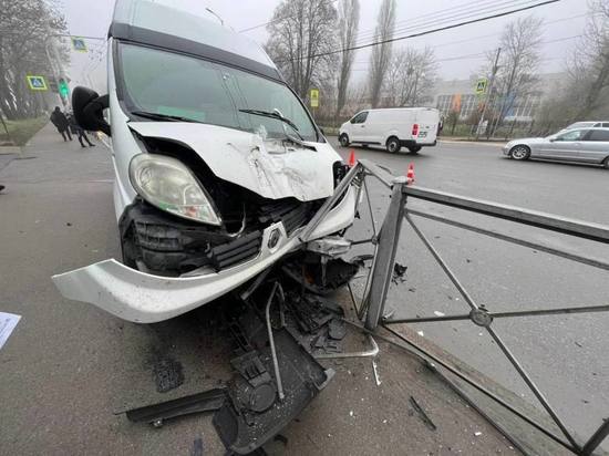 В Калининграде водитель Renault врезался в Toyota на перекрестке