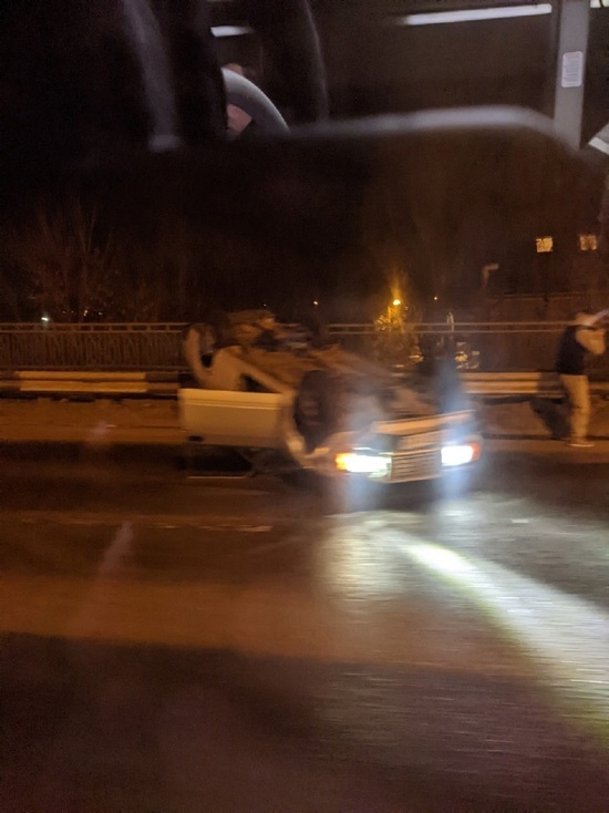 В Твери на Тверецком мосту перевернулся автомобиль