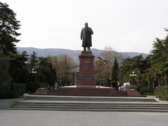 Есть повод: в Ялте установили памятник Ленину