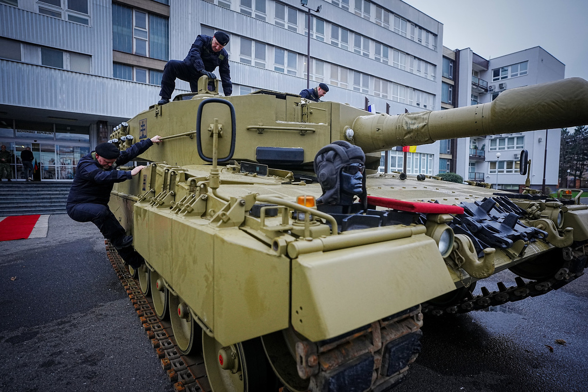 Spiegel: Германия готова передать Украине 19 самых изношенных танков Leopard - М