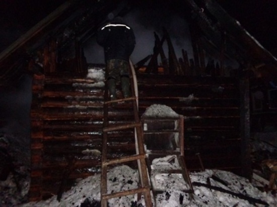 Пожарные спасли трех человек из горящего дома в Томске