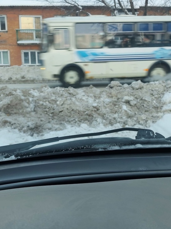 Образовавшиеся после уборки улиц сугробы загородили проезжую часть в кузбасском городе