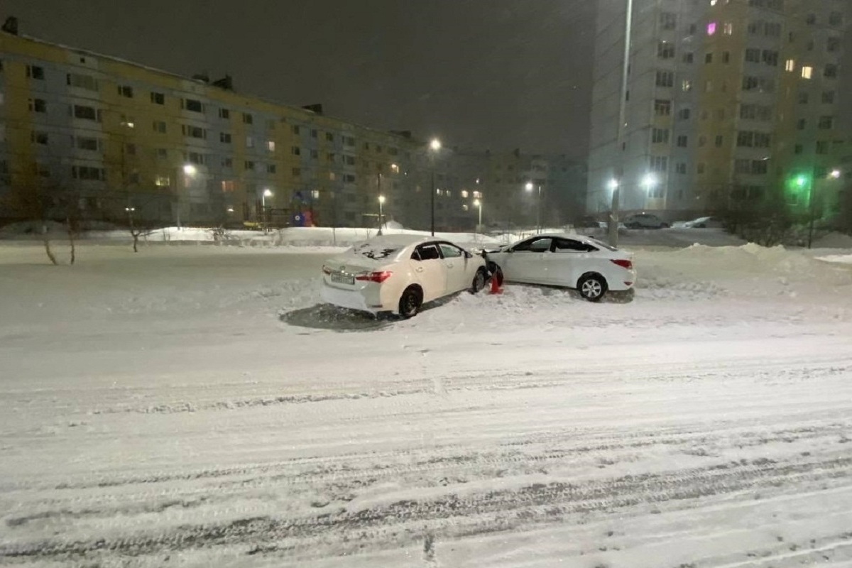 Один водитель госпитализирован: в Надыме иномарка протаранила встречку - МК  Ямал