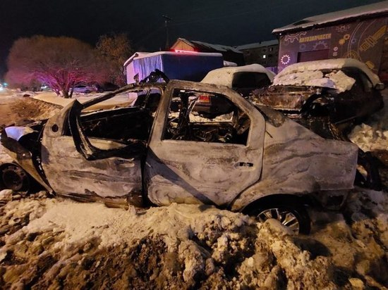 В Омске после аварии сгорел автомобиль: водитель погиб